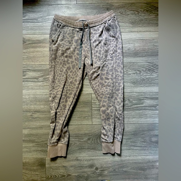 Nike Tan Gray Leopard Print Athlesiure Comfy Cozy Casual Jogger Pants Size M - Picture 1 of 8